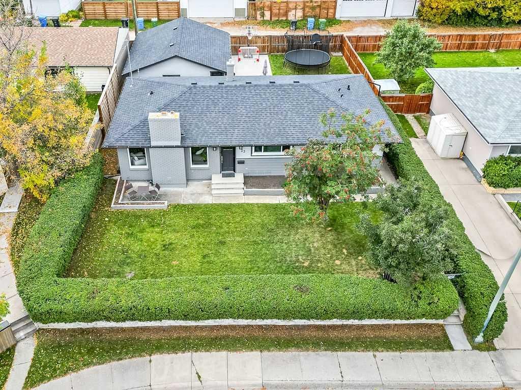 23 Wellington Place SW, Calgary — main listing photo