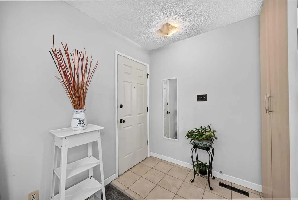 10647 Shillington Crescent SW, Calgary — photo 3 of 48