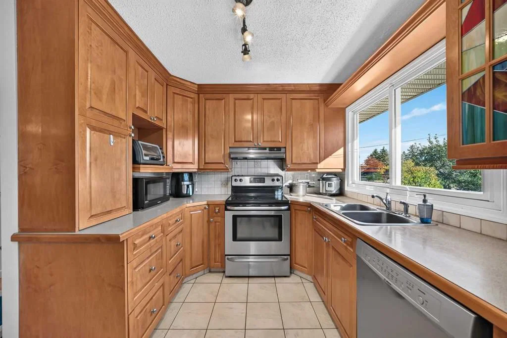 10647 Shillington Crescent SW, Calgary — photo 4 of 48