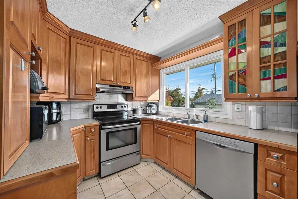10647 Shillington Crescent SW, Calgary — photo 5 of 48