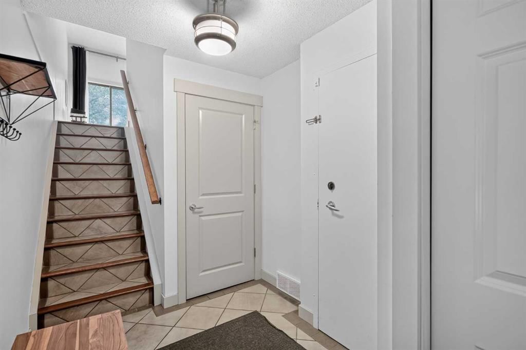 571 Point Mckay Grove NW, Calgary — photo 2 of 35