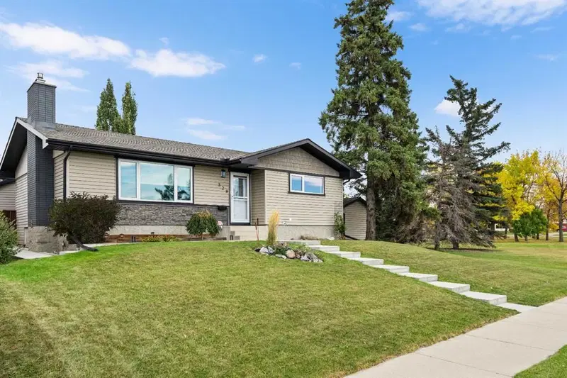 328 19 Street NE, Calgary — photo 2 of 36