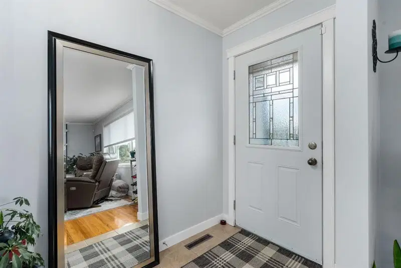 328 19 Street NE, Calgary — photo 3 of 36