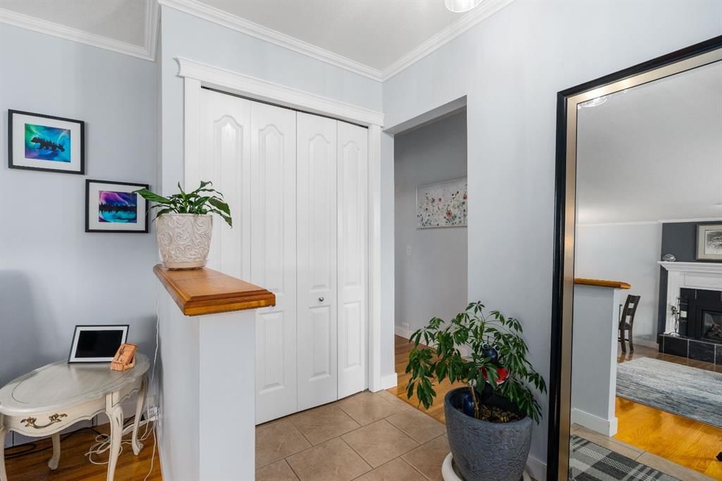 328 19 Street NE, Calgary — photo 4 of 36