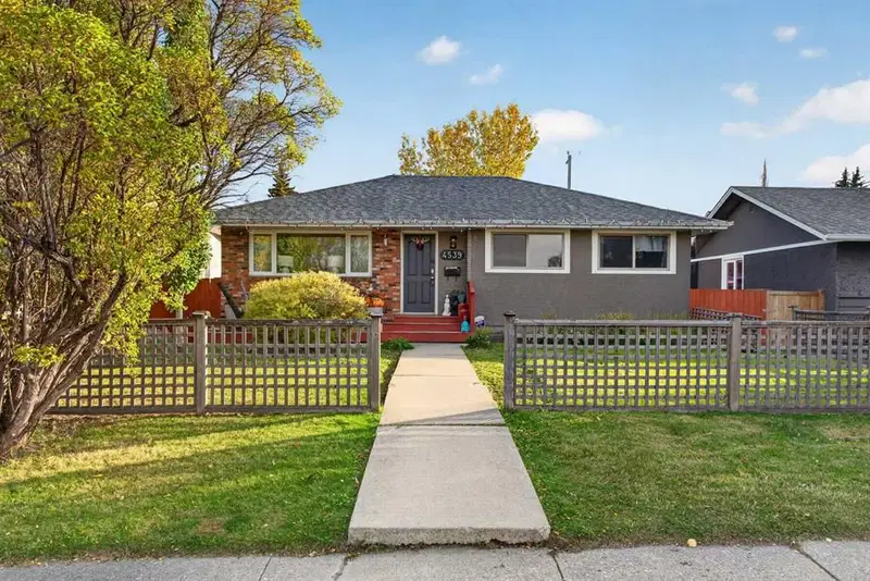 4539 26 Avenue SW, Calgary — photo 2 of 47