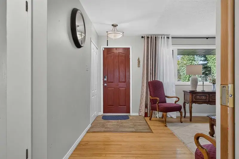4539 26 Avenue SW, Calgary — photo 3 of 47