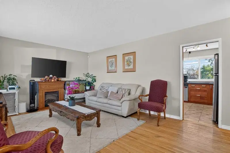 4539 26 Avenue SW, Calgary — photo 4 of 47