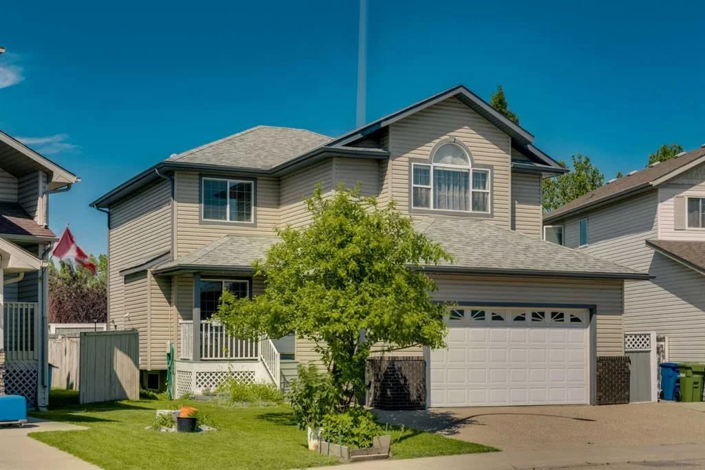 84 Willowbrook Crescent NW, Airdrie — photo 2 of 50