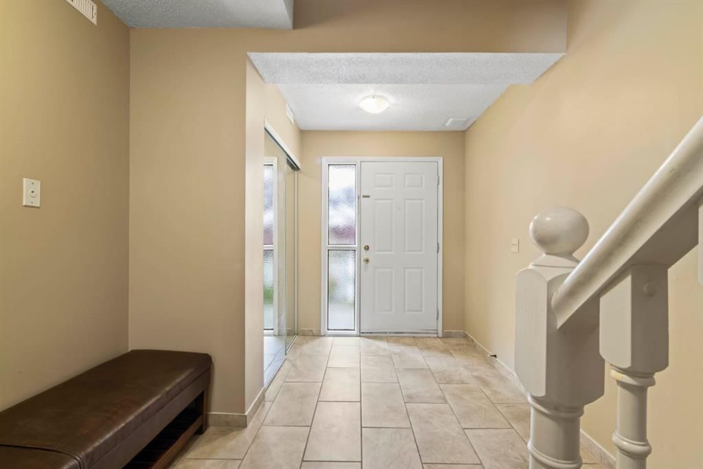 76 Coachway Gardens SW, Calgary — photo 4 of 41