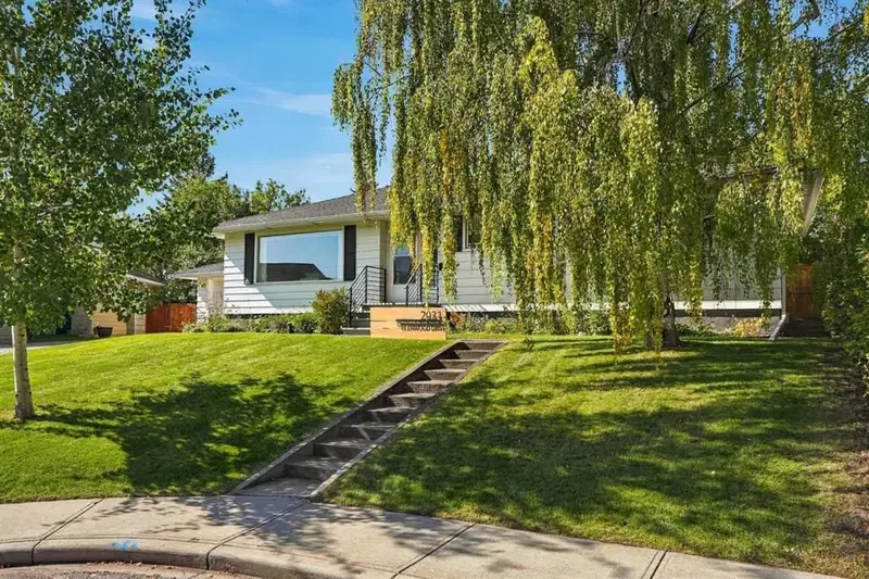 2031 Glenwood Drive SW, Calgary — main listing photo