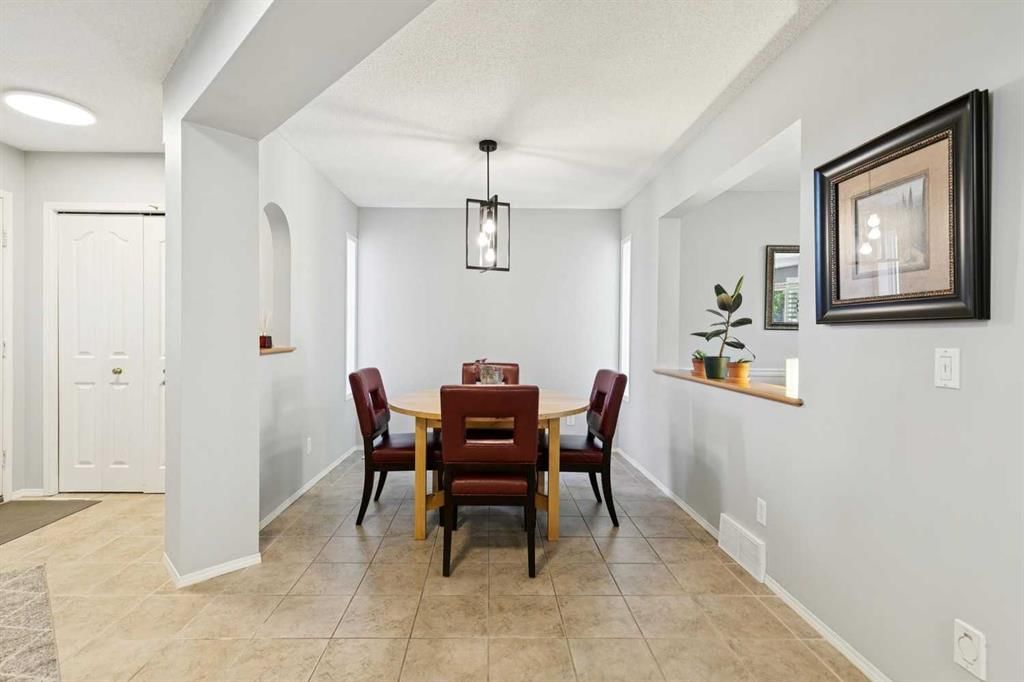 118 Citadel Crest Park NW, Calgary — photo 3 of 39
