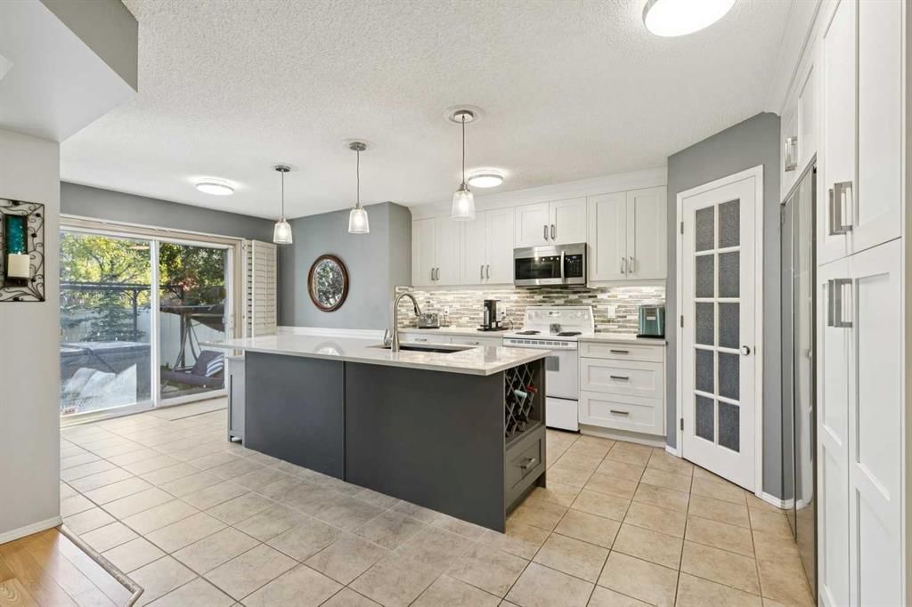 118 Citadel Crest Park NW, Calgary — photo 4 of 39