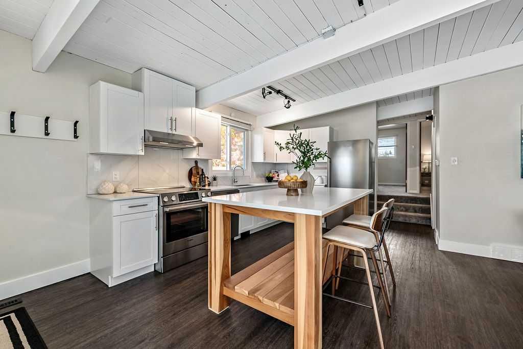 4421 Vissar Crescent NW, Calgary — photo 5 of 36