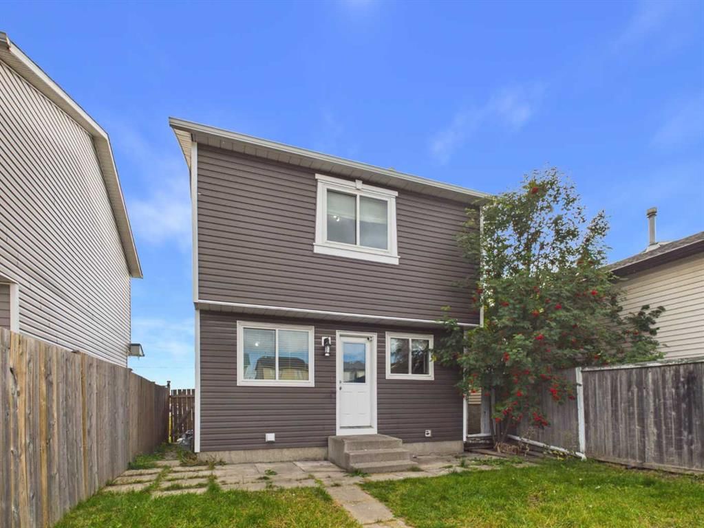 140 martindale Boulevard NE, Calgary — photo 2 of 35