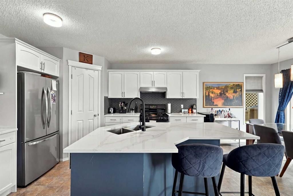 27 Chapman Close SE, Calgary — photo 4 of 49