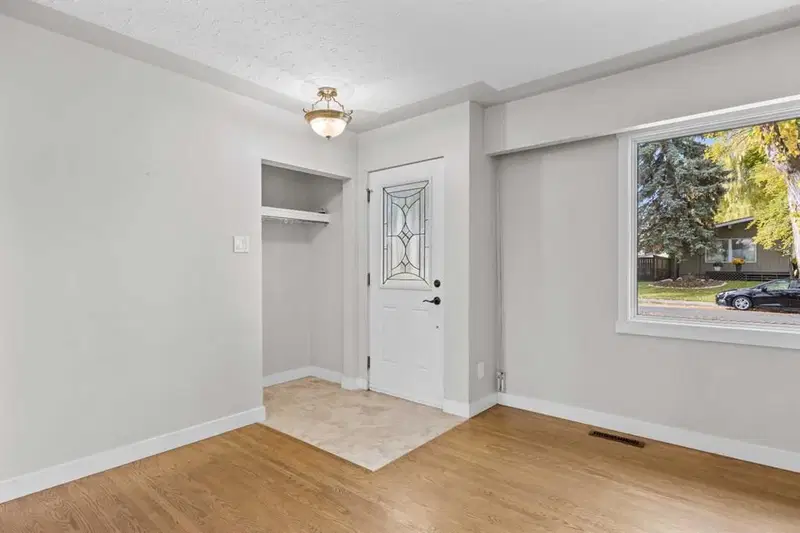48 Selkirk Drive SW, Calgary — photo 3 of 50