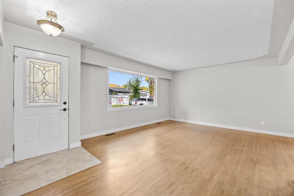 48 Selkirk Drive SW, Calgary — photo 4 of 50