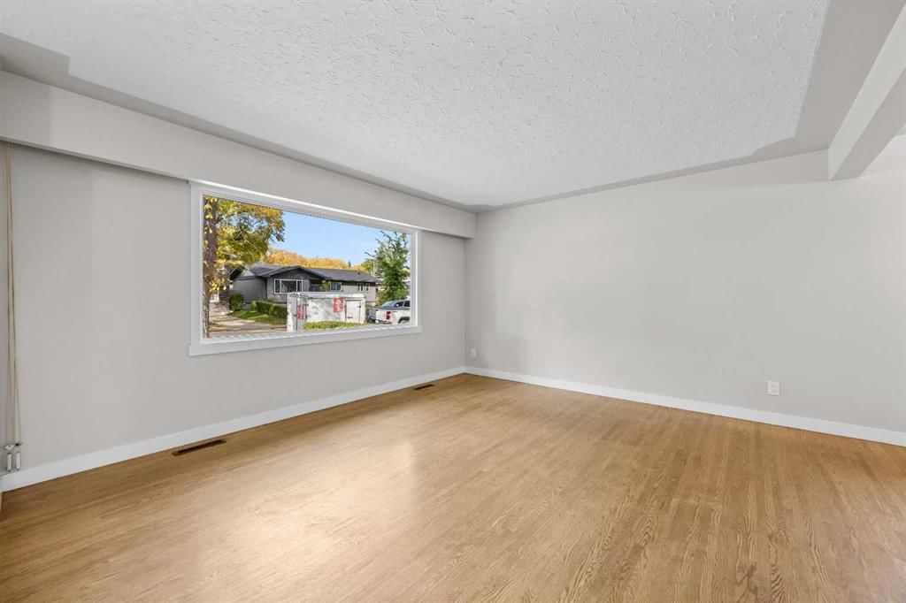 48 Selkirk Drive SW, Calgary — photo 5 of 50