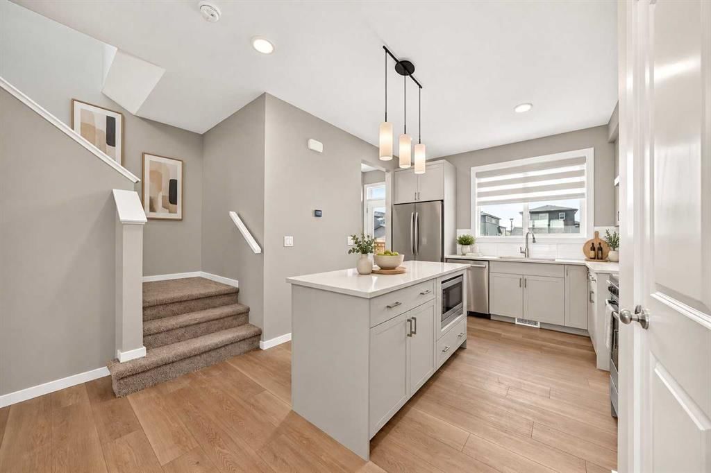 668 Savanna Drive NE, Calgary — photo 3 of 37