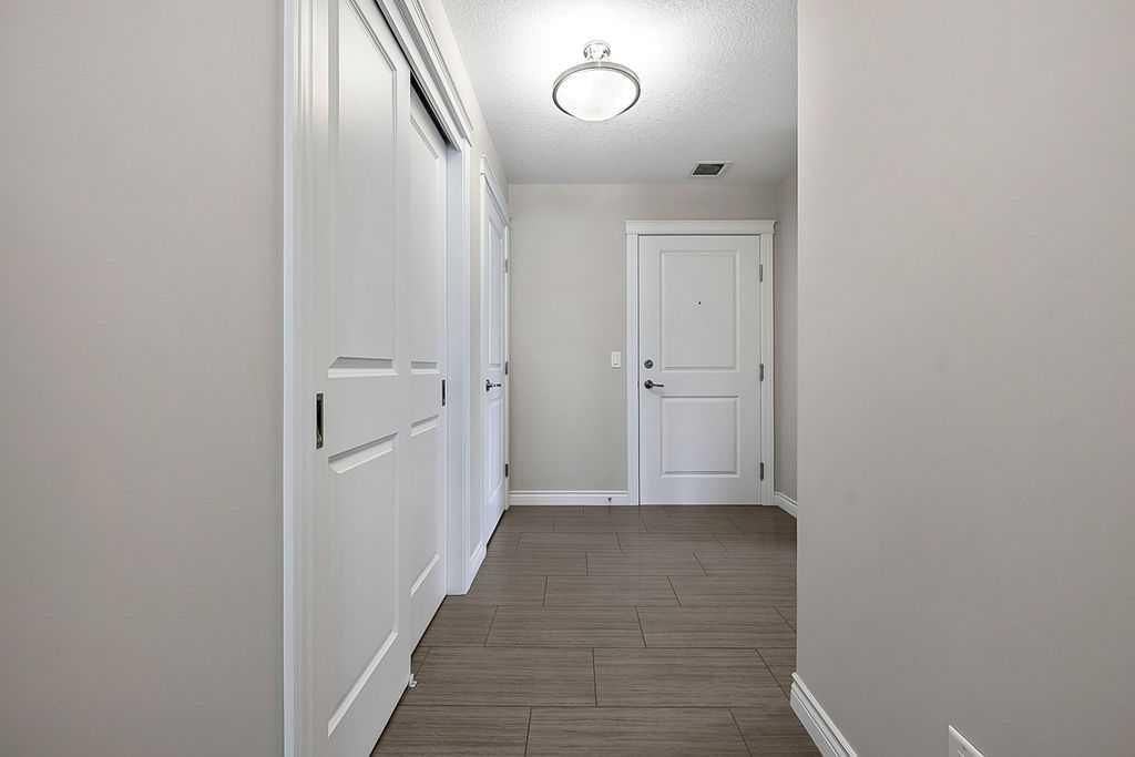 204, 39 Quarry Gate SE, Calgary — photo 4 of 28