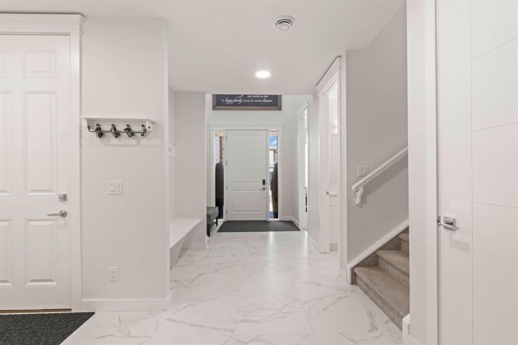 40 Crestridge Heights SW, Calgary — photo 4 of 48