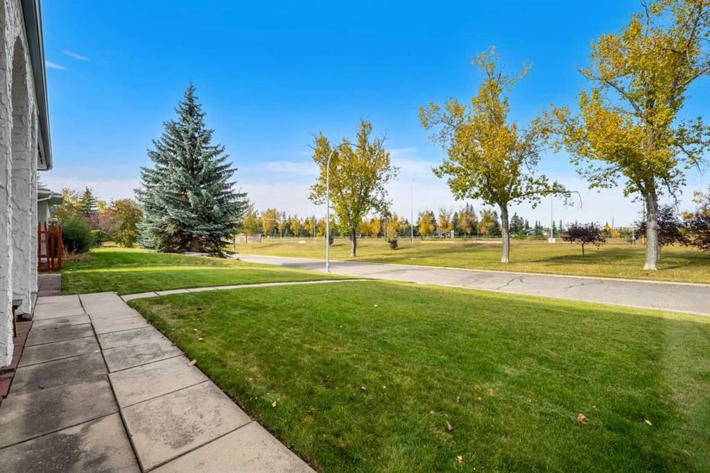 68 Lake Emerald Road SE, Calgary — photo 3 of 49