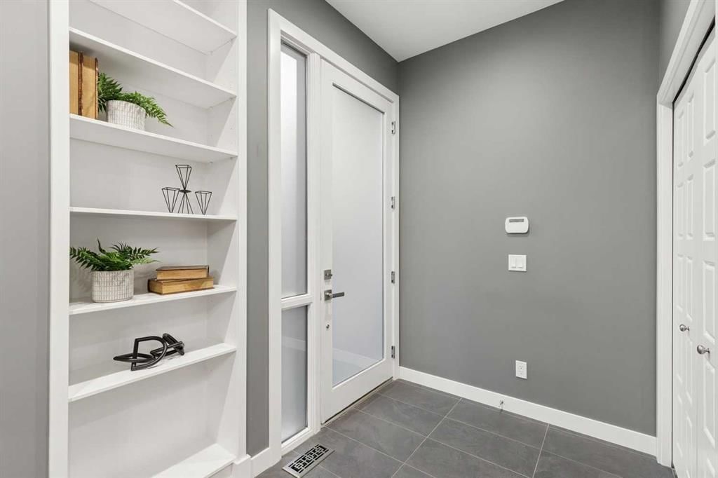 2207 32 Avenue SW, Calgary — photo 3 of 41