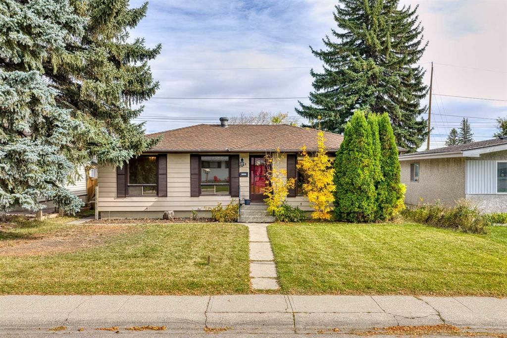 7412 Fleetwood Drive SE, Calgary — main listing photo
