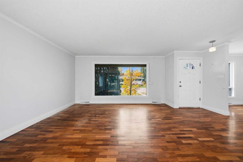 7412 Fleetwood Drive SE, Calgary — photo 5 of 49