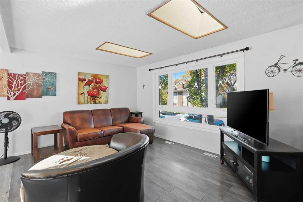 4615 31 Avenue NE, Calgary — photo 5 of 45