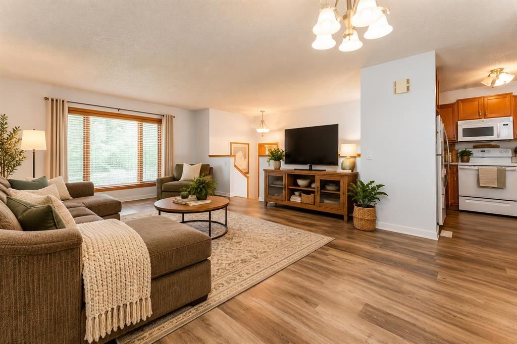 52 Covington Road NE, Calgary — photo 3 of 37