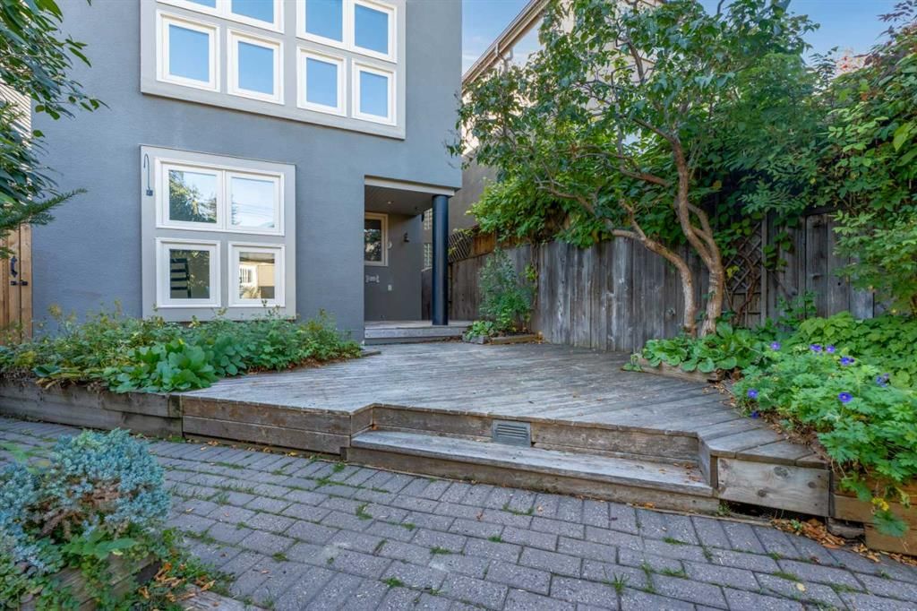 216 4 Avenue NE, Calgary — photo 5 of 50