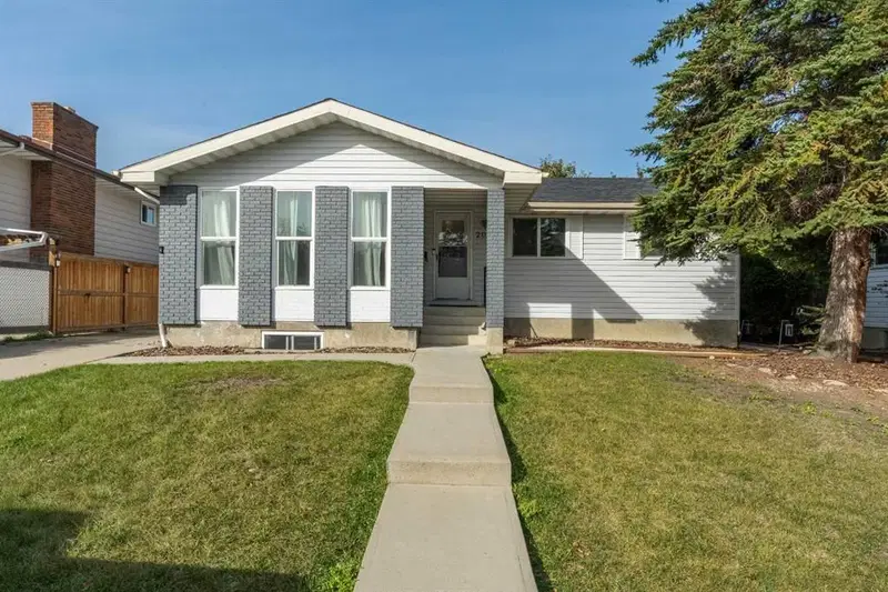 208 Woodpark Place SW, Calgary — home for sale
