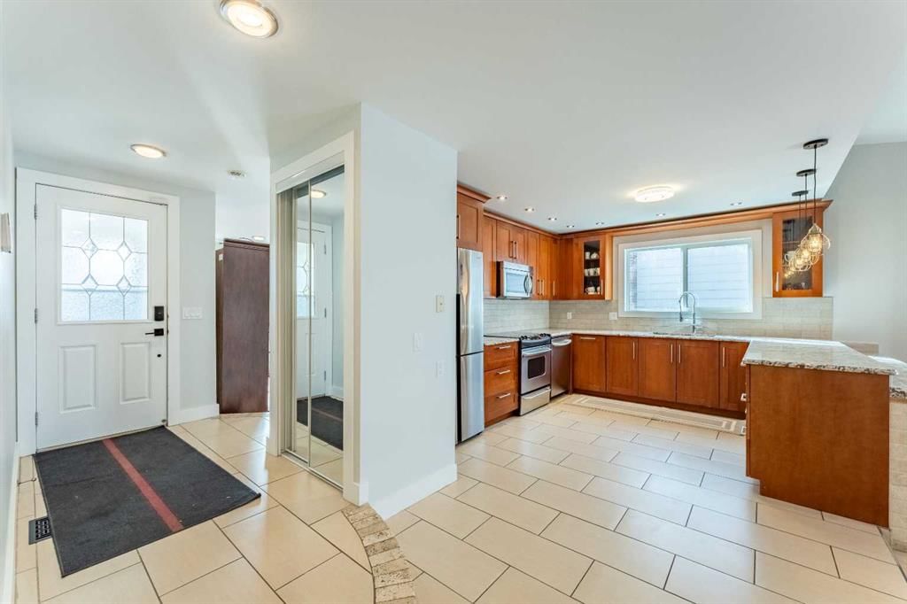 208 Woodpark Place SW, Calgary — photo 3 of 43