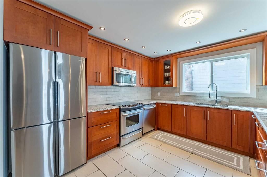 208 Woodpark Place SW, Calgary — photo 4 of 43