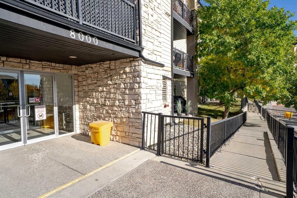 8412, 304 Mackenzie Way SW, Airdrie — photo 4 of 37