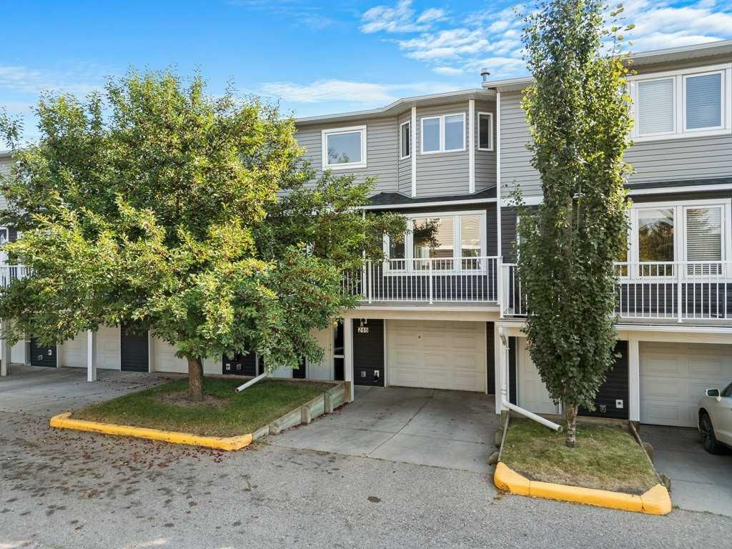 248 Regal Park NE, Calgary — photo 3 of 49