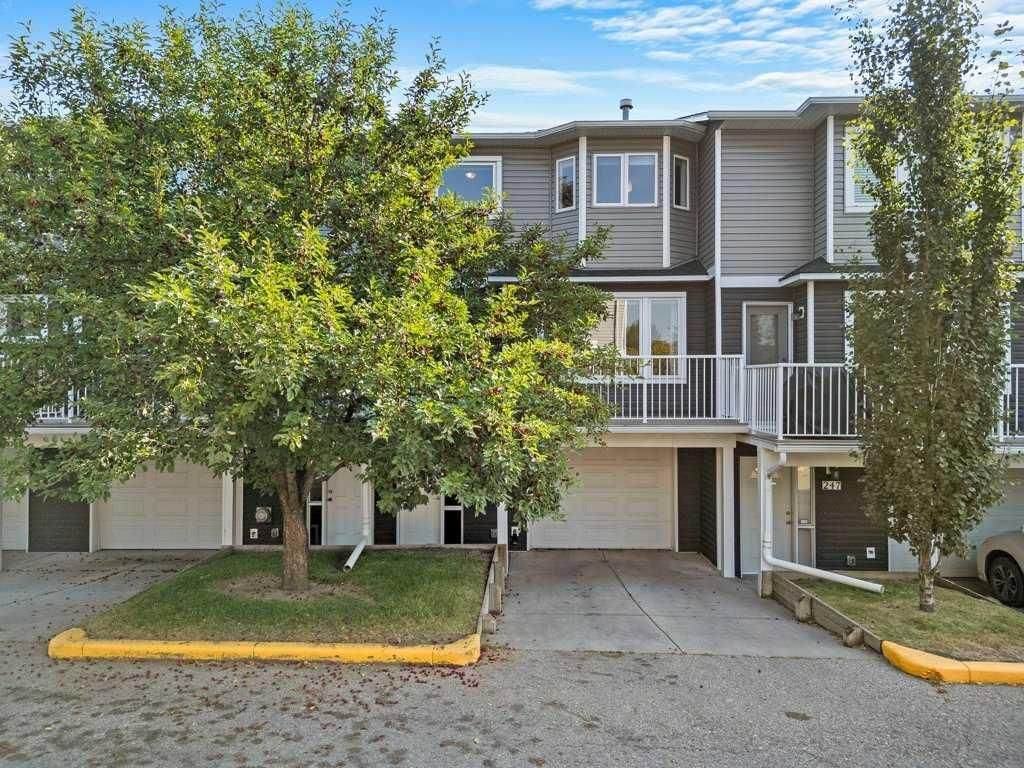 248 Regal Park NE, Calgary — photo 4 of 49