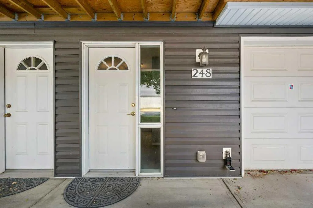 248 Regal Park NE, Calgary — photo 5 of 49