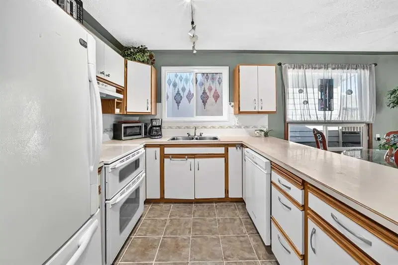 155 Strathcona Close SW, Calgary — photo 4 of 34