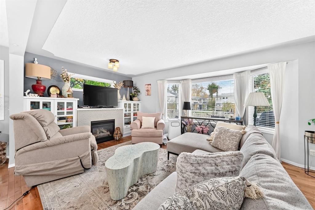 355 Regal Park NE, Calgary — photo 4 of 25