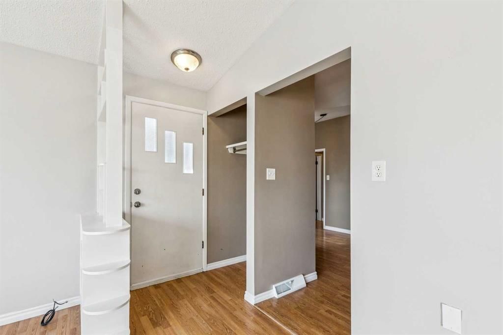 1101 42 Street SW, Calgary — photo 4 of 48