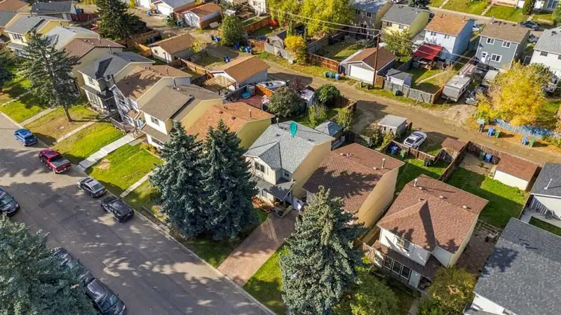 17 Erin Ridge Road SE, Calgary — photo 3 of 10