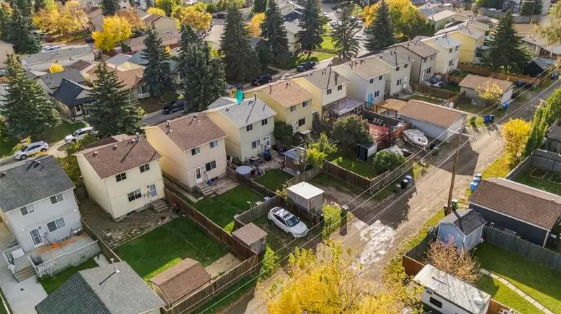 17 Erin Ridge Road SE, Calgary — photo 4 of 10