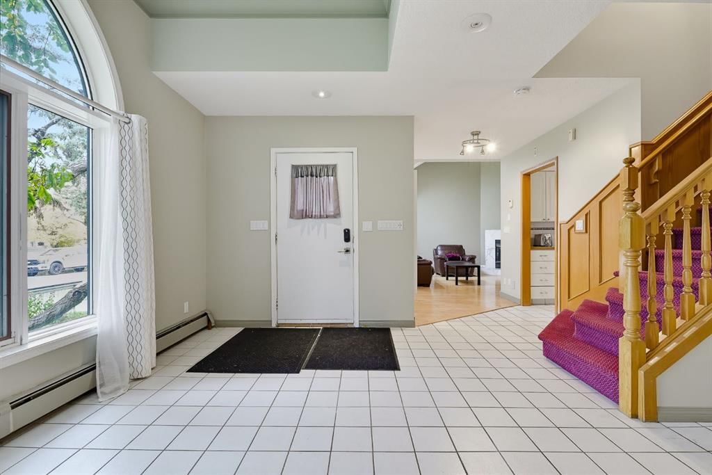 529 18 Avenue NW, Calgary — photo 2 of 45