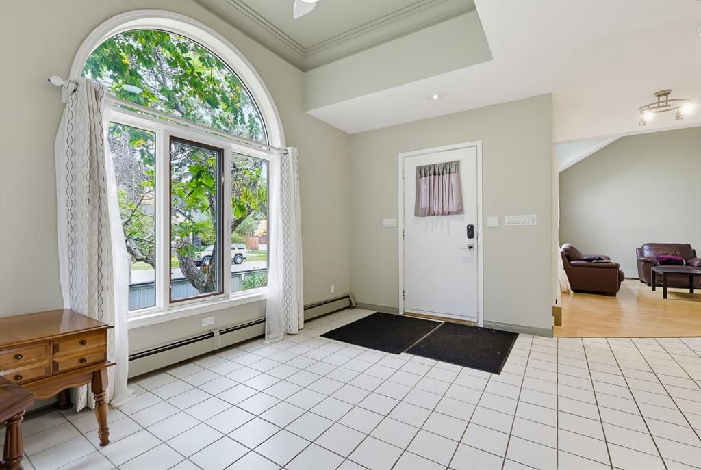 529 18 Avenue NW, Calgary — photo 3 of 45