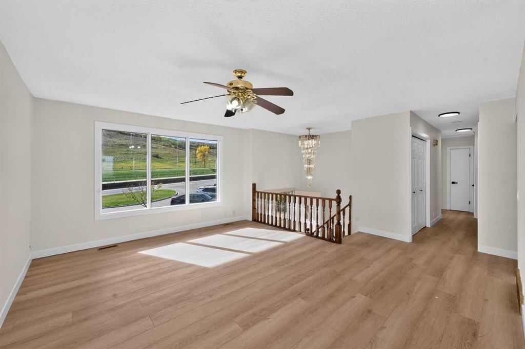 63 Beaconsfield Crescent NW, Calgary — photo 4 of 28