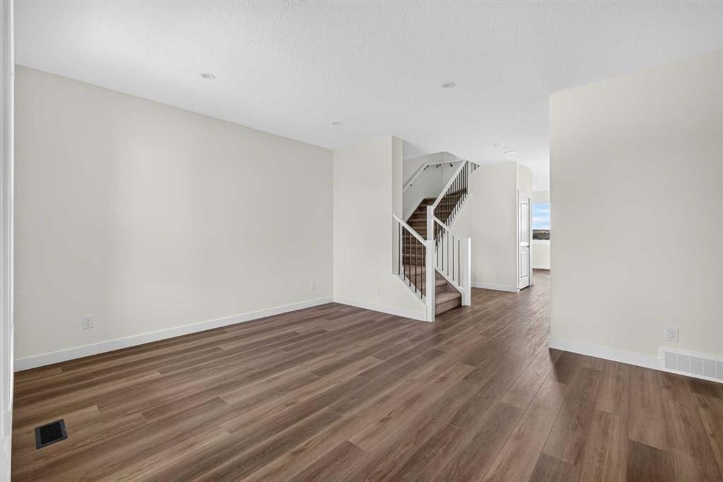 165 Silver Spruce Road SW, Calgary — photo 4 of 32