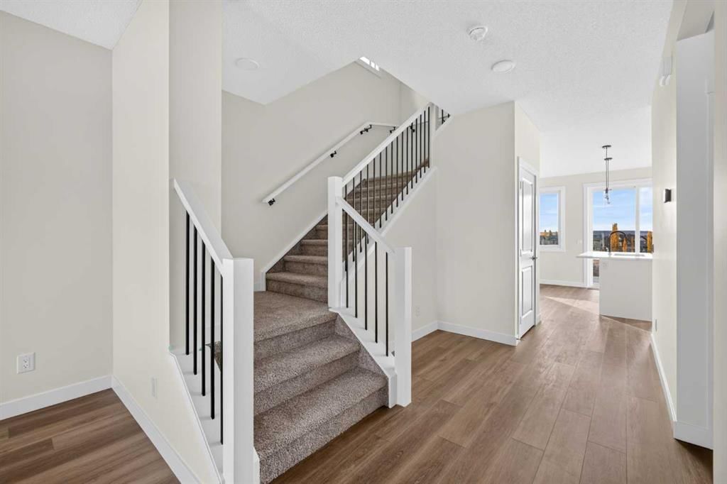 165 Silver Spruce Road SW, Calgary — photo 5 of 32