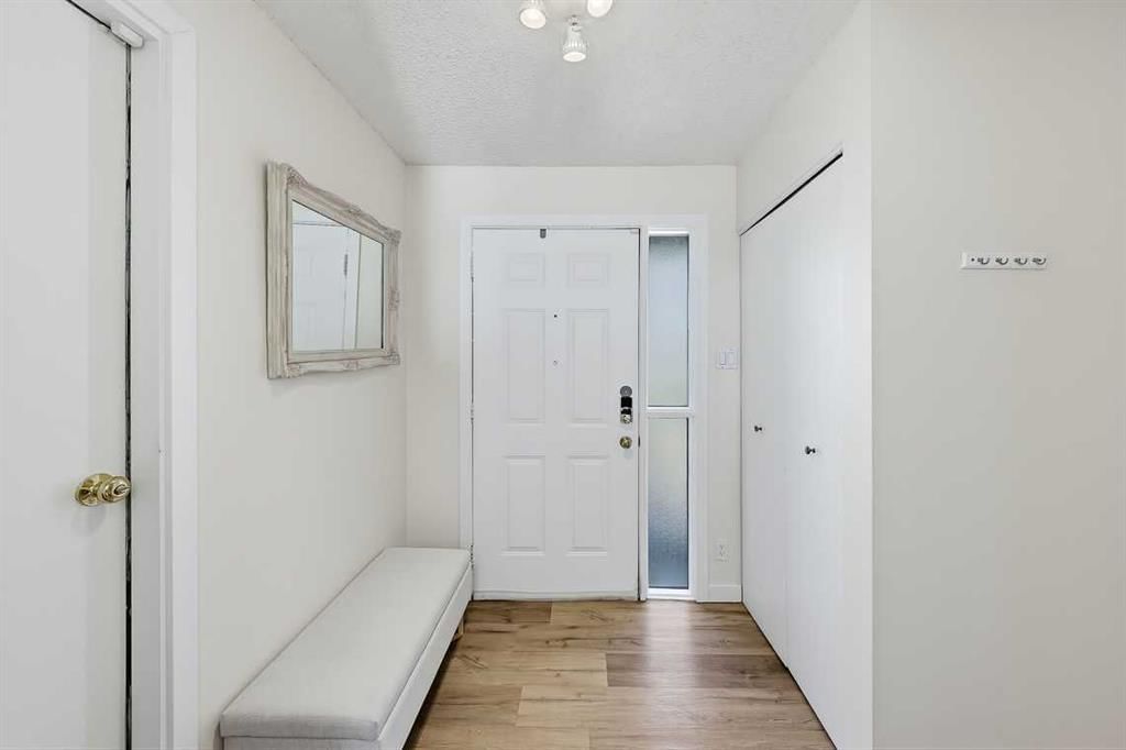 5, 64 Woodacres Crescent SW, Calgary — photo 4 of 39